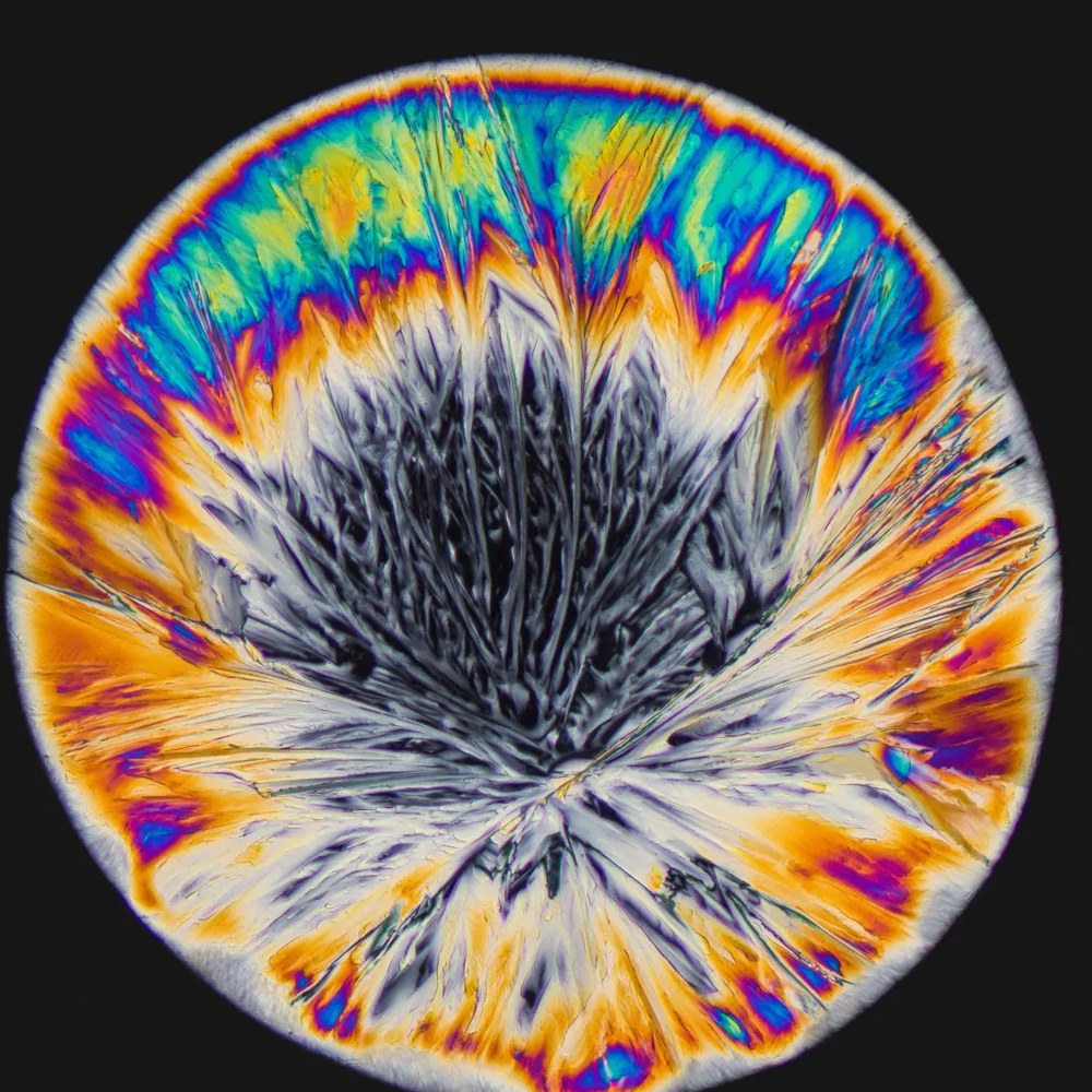 MDMA crystal under polarized light